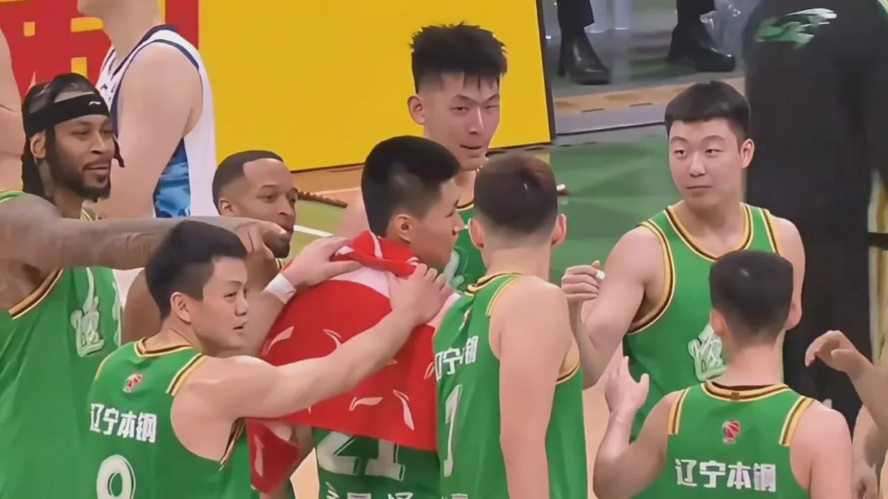 开云APP-时隔458天！前NBA旧将回归！辽粤大战火了，杨鸣下台后球队6胜1负