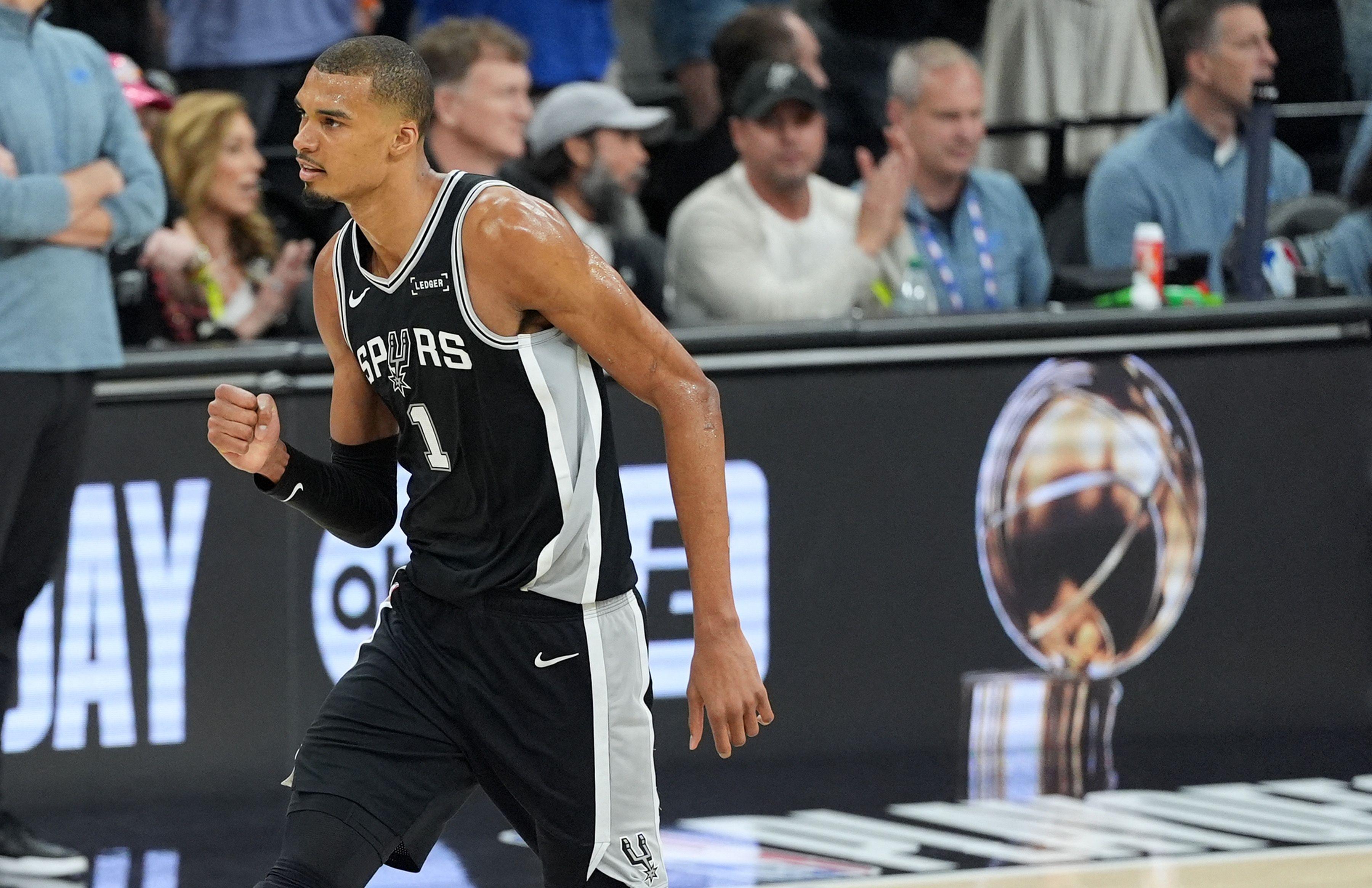 开云下载-NBA总决赛G1大比分0-1!马刺完败尼克斯!文班亚马狂砍26分难救主